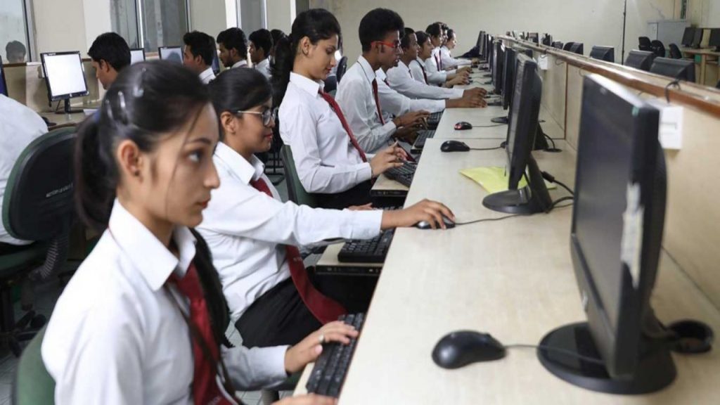 स्कूल और कॉलेजों में कुप्रथाओं अन्धविश्वासो को बढावा देने वाले अध्यापको पर कार्यवाही आवश्यक है